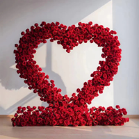 Arche de ballons en forme de cœur en soie faite à la main, cadre en fleurs artificielles roses, décoration de fête de mariage romantique et rêveuse, Saint-Valentin