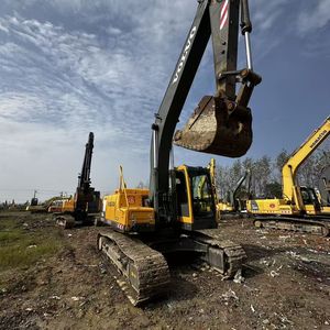 Excavatrice sur chenilles Volvo EC210BLC d'occasion bien entretenue avec pompe hydraulique fiable pour les travaux de remise en état des terrains et d'exploitation de carrières - Product Image 1