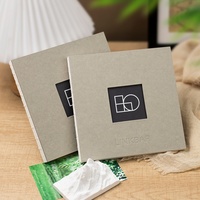 Carnet écologique en carton gris recyclé avec logo personnalisé en relief, couverture rigide, reliure cousue et fenêtre découpée