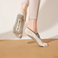 Chaussettes antidérapantes personnalisées à cinq doigts avec semelle intégrale en silicone et sangles croisées sécurisées pour femmes, idéales pour le Pilates, le yoga, le Reformer et l'entraînement en studio