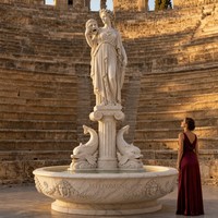 Fontaine en marbre personnalisée avec statue de la Musée Melpomène, masque, épée, fontaine d'eau et dauphin pour hôtel, place publique, jardin, propriété, hall d'entrée