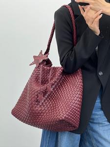 2025 дизайнерская тканая сумка-тоут из искусственной кожи, женская модная сумка со звездами для разных возрастов - Product Image 2