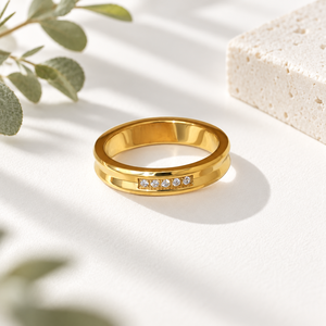 แหวนสแตนเลสสีทองประดับเพชรคิวบิกเซอร์โคเนียและเคลือบทอง 14K ด้วยระบบสุญญากาศ - Product Image 1