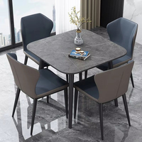 Ensemble de table à manger carrée moderne avec chaises rembourrées, plateau en bois gris et blanc, pieds noirs, hauteur réglable, durable, 4 places, pour la salle à manger à domicile