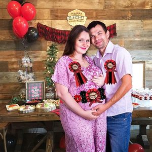 Décorations de baby shower sur le thème du bûcheron pour garçon, kit de ceinture de maternité avec ensemble d'épingles de corsage « Future maman » et « Future papa » - Product Image 4