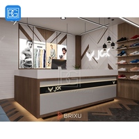 Étagères Gondoles en Bois de Haute Qualité pour Boutiques – Aménagement de Magasins de Vêtements