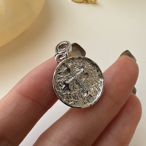 Pendentif en argent pur S925 de style vintage européen et américain avec un design de niche, bijou simple et neutre micro-incrusté - Product Image 2