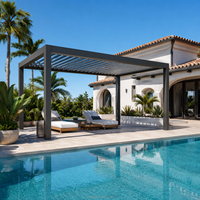 Pergola motorisée en aluminium imperméable avec toit rétractable, lames réglables coulissantes, drainage et éclairage LED pour piscine et terrasse arrière