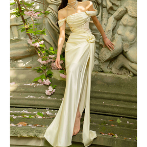 Elegante abito da sera a sirena in raso all'uncinetto con perline bianco dettaglio naturale fino al pavimento per feste femminili per una collina serena - Product Image 1