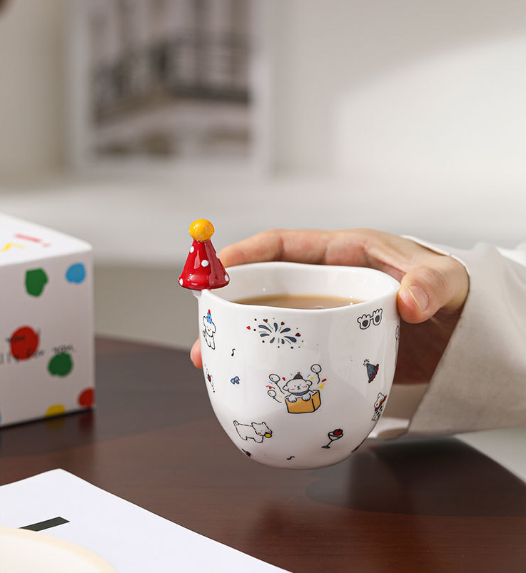Un chien heureux plafonné rouge tient une tasse