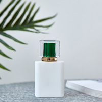 Bouteilles de parfum vides en verre carrées noires, blanches, roses, 30 ml, 50 ml, à prix abordable, vente en gros, avec pompe et sérigraphie