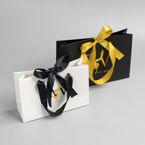 Bolsa de Papel Laminado con Relieve Mate Personalizada de Lujo, Bolsa de Regalo Blanca Grande y Mediana, Bolsa de Compras Resistente para Tienda de Ropa - Product Image 2