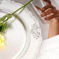 Assiette argentée avec motif de fleurs sur le bord Assiette de présentation en plastique Décoration de mariage, maison et cuisine Vente en gros