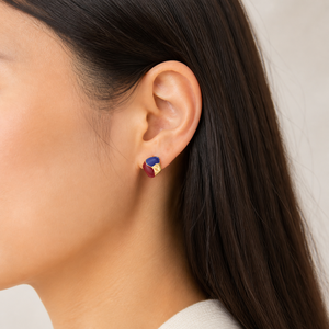 Boucles d'oreilles clous bicolores en émail, acier inoxydable plaqué or 14K sous vide, bleu bordeaux, sculpturales - Product Image 5