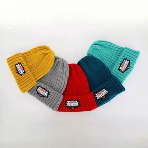 Nuevo Gorro de Invierno Personalizado, Económico, al por Mayor, Suave, para Adultos, con Parches Metálicos, en Gris Jaspeado, Tejido, con Serigrafía - Product Image 2