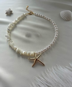 Collier ras du cou unisexe fait main en perles d'eau douce et étoiles de mer dorées, style océan, avec cristaux de guérison et motifs géométriques - Product Image 6
