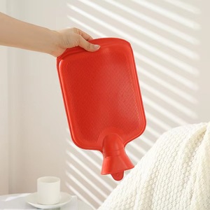 Vente en gros de sachets d'eau chaude médicale de 500ml à 2000ml en plastique avec couvercle souple pour réchauffer les mains, bouillotte en caoutchouc - Product Image 3