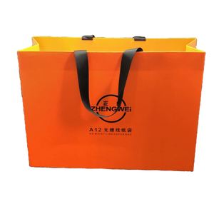 ถุงของขวัญกระดาษคราฟท์สีดำเคลือบทอง พร้อมหูเชือก พิมพ์ออฟเซ็ต  แบบกำหนดเอง ย่อยสลายได้ รีไซเคิลได้ คุณภาพดี - Product Image 1