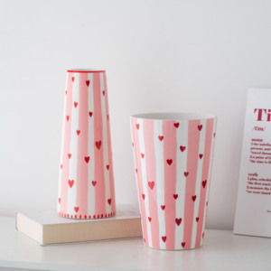 <span class=keywords><strong>Vaso</strong></span> in Ceramica a Righe Rosa con Motivo a Cuori e Ciliegie per Decorazione Casa e Ufficio - Product Image 3
