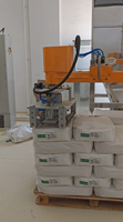 Robot d'expédition de sacs de granulés anti-explosion |   Système robotique antistatique de déballage pour sacs de 25 à 200 kg |   Entièrement personnalisable