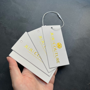 Étiquettes suspendues de luxe imprimées en feuille d'or - Étiquettes en papier blanc personnalisées avec logo pour vêtements et sacs de voyage - Product Image 2