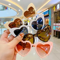2022 tendance grandes lunettes de soleil UV400 lunettes de soleil personnalisées pour enfants avec cadre rouge mode populaire rose blanc forme de coeur