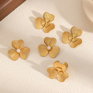 ชุดต่างหูและแหวนรูปดอกโคลเวอร์ ดีไซน์สามกลีบ ชุบทอง 18k ทำจากสแตนเลสสตีล สำหรับผู้หญิง สวมใส่ได้ทุกวัน - Product Image 1