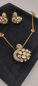Ensemble de bijoux plaqué or de luxe comprenant un collier et des boucles d'oreilles pendantes assorties, ornées de diamants américains blancs et de pierres rouges. - Product Image 3