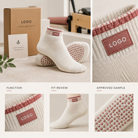 Chaussettes de Pilates à grip avec patch logo, blanches, coupe basse, grip rose, semelle intégrale pour studio, sourcing en gros, développement tricoté, inspection qualité