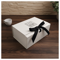 Boîte cadeau rigide en carton blanc mat sur mesure, fermeture magnétique, matériaux recyclés, papier couché, personnalisable, chaussettes en fourrure