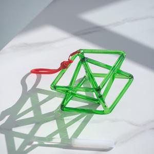 Pyramide chantante en cristal de Merkaba vert, quartz de haute pureté, tétraèdre étoilé pour le yoga, l'équilibrage des chakras et la thérapie sonore - Product Image 4