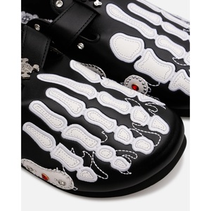 Zuecos Punk Personalizados <span class=keywords><strong>de</strong></span> Cuero PU con Bordado <span class=keywords><strong>de</strong></span> Esqueleto para <span class=keywords><strong>Hombre</strong></span>, Zuecos Antideslizantes para Mujer, Servicios <span class=keywords><strong>de</strong></span> Fabricación <span class=keywords><strong>de</strong></span> Zapatos Personalizados - Product Image 2