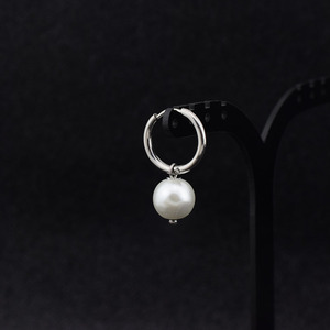 Nouvelles Boucles d'Oreilles Pendante Perle Noire et Blanche au Design Simple et Original, Style Élégant, en Acier Inoxydable, Unisexe, Bijoux en Gros - Product Image 3