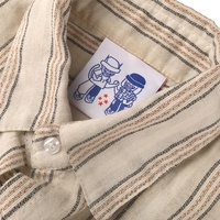 Fournisseur d'étiquettes d'ourlet de vêtements Tissage à la machine personnalisé Logo de dessin animé Vêtements Étiquettes principales tissées damassé avec pliage central