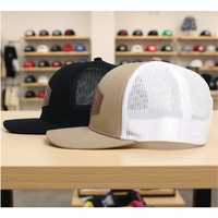 Casquette Trucker 6 Panneaux à Prix de Gros avec Patch en Cuir et Visière Courbe en Maille Blanche pour Hommes