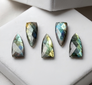 Pierres de labradorite naturelle taillées en briolette, forme triangulaire (10x25 - 17x40 MM) pour la fabrication de bijoux, vente en gros - Product Image 1