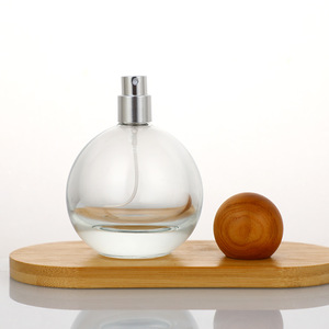 Flacon de parfum en verre transparent rond de haute qualité avec pulvérisateur à chaud de 30 ml, 50 ml, 100 ml et bouchons en <span class=keywords><strong>bois</strong></span> de forme originale - Product Image 4