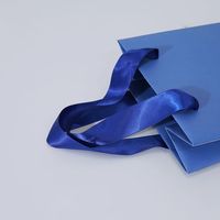 Sacs cadeaux en papier écologiques bleus de luxe avec logo personnalisé, poignées en ruban satiné, impression dorée pour la promotion, la vente au détail, les livres, les cosmétiques