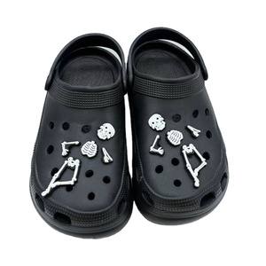 Boucle <span class=keywords><strong>de</strong></span> chaussure unisexe en PVC souple, motif crâne squelette phosphorescent pour Halloween, style sabot Croc, fabriquée en Chine, transfrontalière - Product Image 1