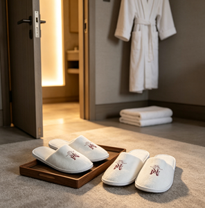 Pantoufles d'hôtel jetables de luxe en gros, personnalisables avec logo brodé, en tissu éponge doux, à bout fermé, pour hôtels et complexes hôteliers - Product Image 6