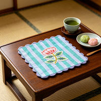 Vente en gros de sets de table personnalisés brodés de fleurs, sets de table en coton rayés avec bord festonné pour la décoration de la salle à manger