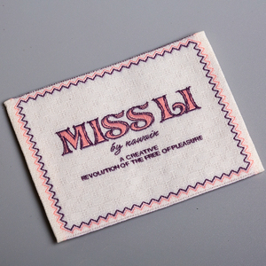 3D Embossed Beige Damask Woven Web <strong>Label</strong> 3D Silicone Logo With Laser Cutting 2-Head Woven <strong>Label</strong> For <strong>Garment</strong> Silk Screen Printing - Product Image 2