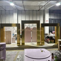 Panel Dekorasi Latar Belakang Acara Modern BK-149, Papan Lengkung Stereoskopik 3D PVC Emas untuk Pesta Pernikahan Mewah dengan Lampu LED