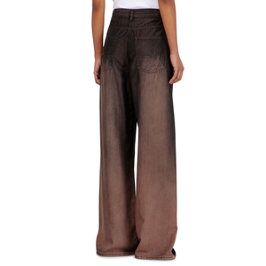 Pantalones largos holgados de mezclilla para hombre con logo personalizado, de tiro bajo, pierna ancha, en tejido negro con efecto degradado marrón decolorado y teñido de nuevo. - Product Image 4