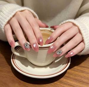 Vente en gros de faux ongles press-on français faits à la main de haute qualité, formes amande et carrées, en acrylique, personnalisables avec logo - Product Image 4