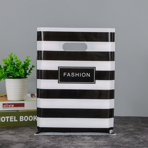 Sacs en plastique réutilisables noirs unis avec impression de texte, poignées découpées, haute capacité de charge, pour transport minimaliste - Product Image 3