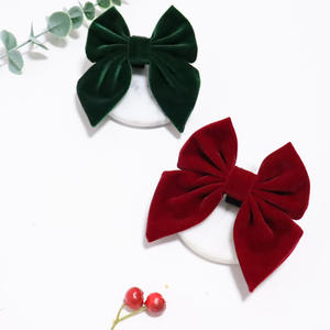 Fornitore di Accessori per Animali Domestici, Lussuoso Papillon Rosso Verde in Finta Pelle Scamosciata per Cani, Accessori Personalizzati in Velluto per Gatti e Cani - Product Image 3