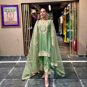 Robe traditionnelle indienne pakistanaise pour femmes, en soie verte brodée, longueur cheville, avec bordure dorée, coupe classique - Product Image 1