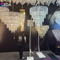 LEDA Lustre en cristal multicouche de conception européenne pour les événements de mariage dans les hôtels et le plafond.