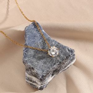 Kalung Liontin Bentuk Mahkota Kristal Berkilau AAA Zircon, Lapisan Emas 18K, Bahan Stainless Steel, Desain Perhiasan - Product Image 3